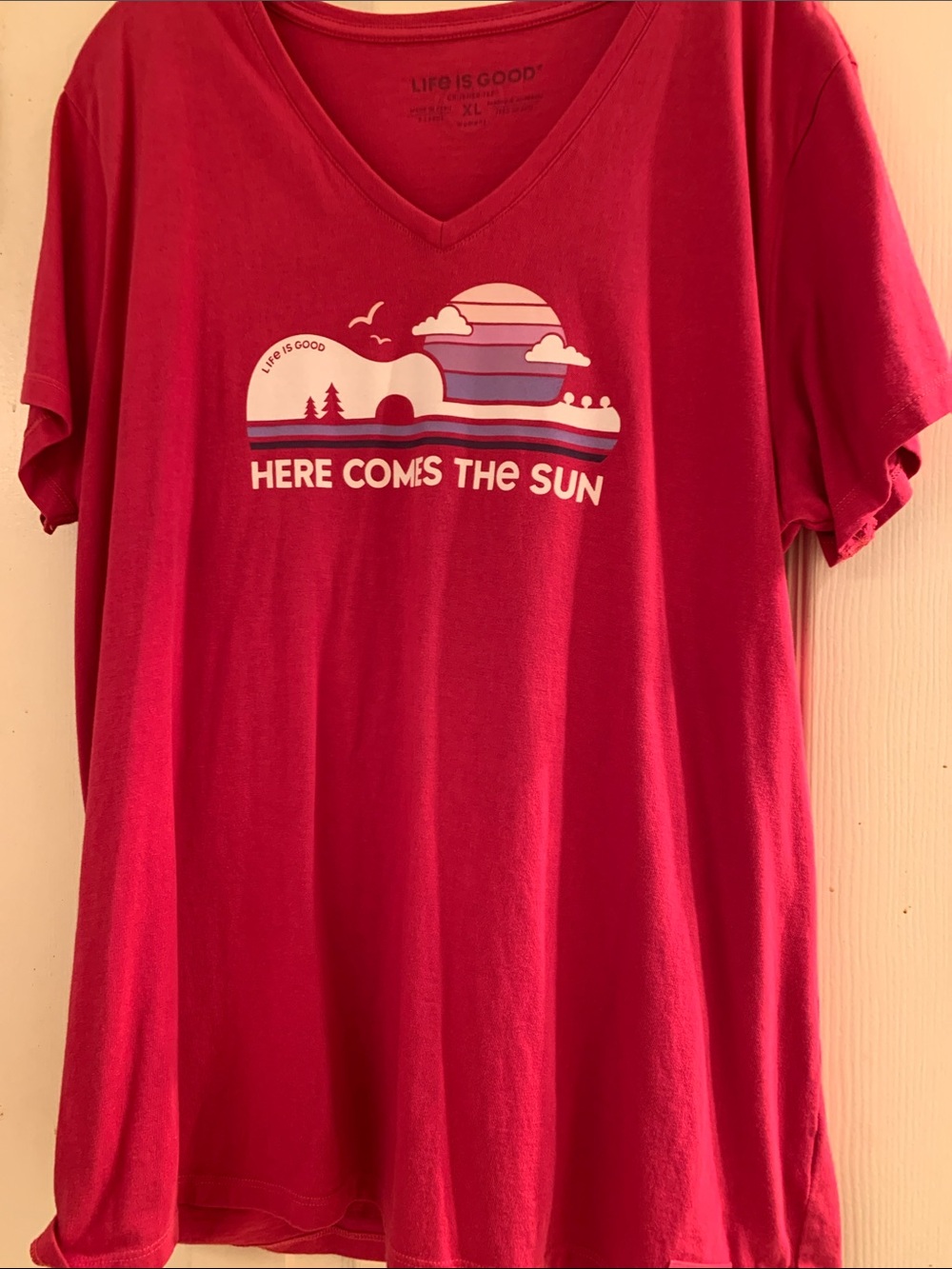 Life Is Good bright pinkV‑Neck Tee with Retro Sun Graphic